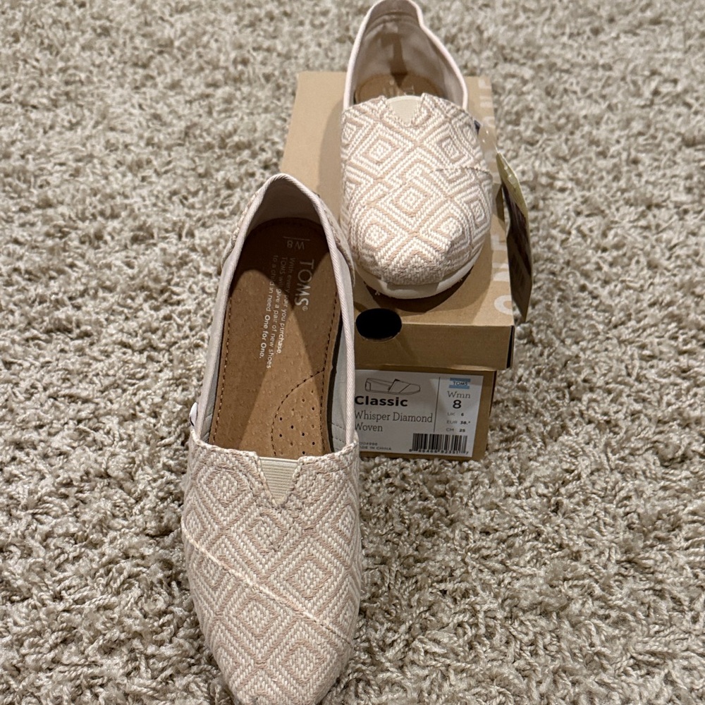 TOMS classic Women's Diamond Pattern Slip-On Flats - Cream/tan. Size 8.